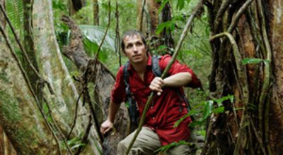 Willi kämpft sich durch den Regenwald in Australien