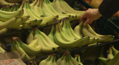 Bananen im Supermarktregal