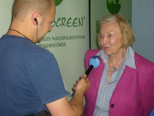 Frau Sielmann auf der Pressekonferenz